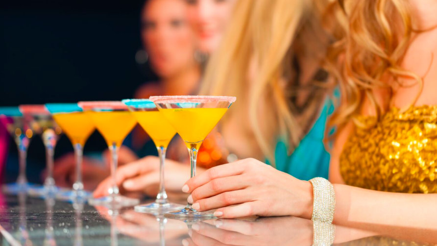 Beim Cocktail-Unterricht lernt man die Geheimnisse des Rührens und Schüttelns kennen.
